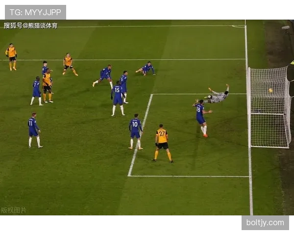 反弹球判罚规则解析：裁判如何判断控球权归属？