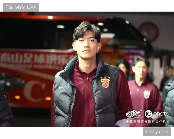 颜骏凌今天又穿得比明星还炸，门将也有偶像包袱吗？